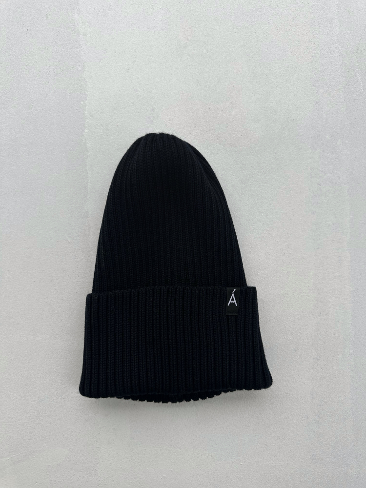 Шапка черная ALÁBEL