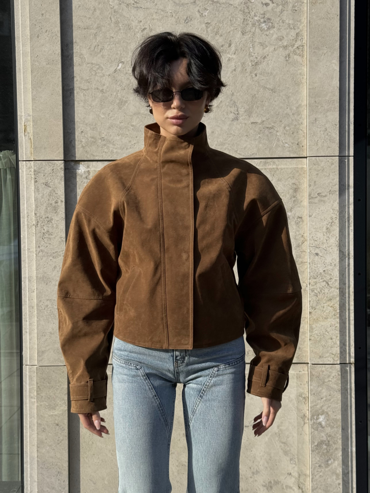 Косуха из замши коричневая ALÁBEL